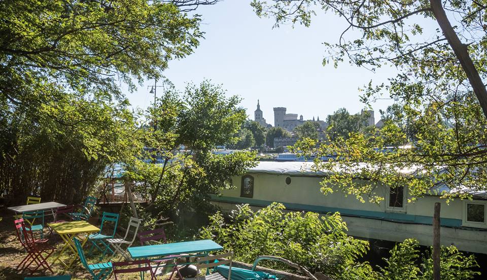 Esperluette rencontre Séverine Durmaz la capitaine de la Péniche Althea - Bar à jus, tisanes et collectif de thérapeutes à Avignon